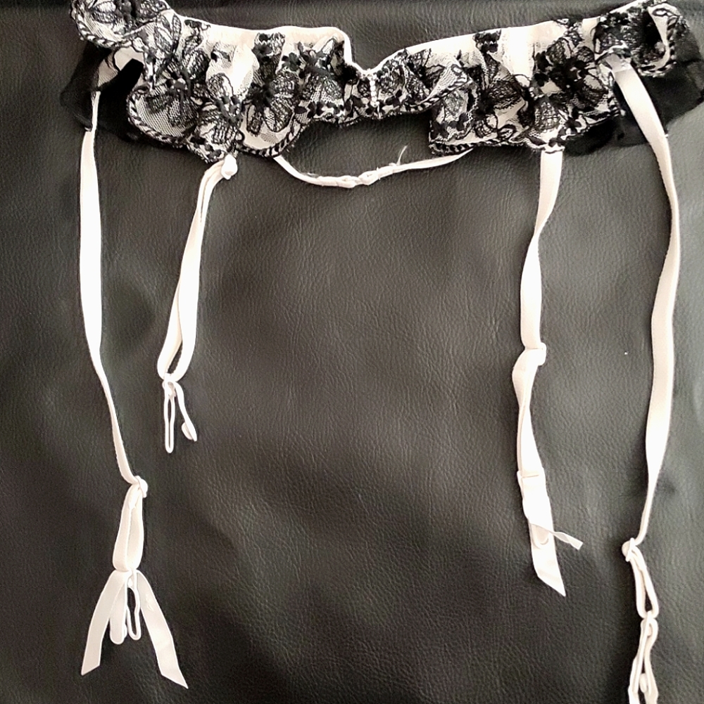 Victoria's Secret Garter Belt Black & Cream Lace